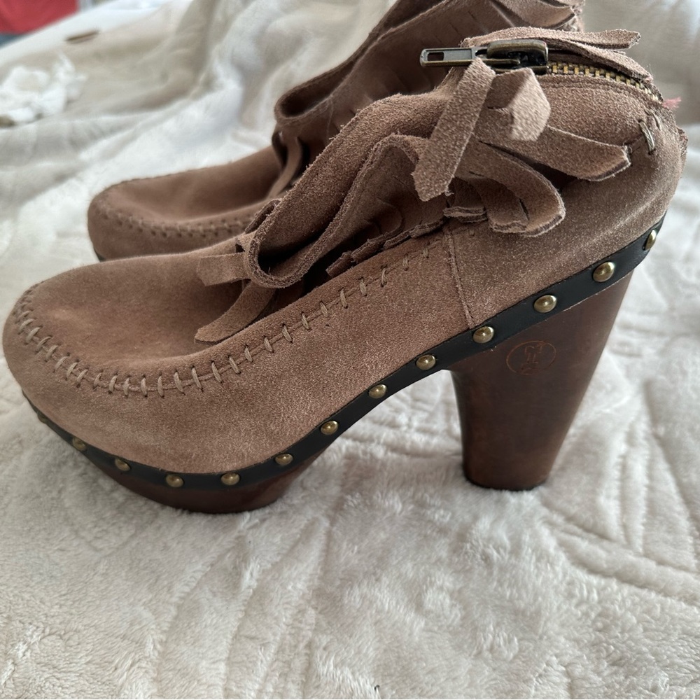 Flogg “Davina” Ash (Taupe Suede)
